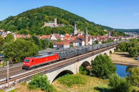 Téléchargez les photos : Gemuenden am Main, Allemagne - 3 août 2022 Train de marchandises avec conteneur militaire de Deutsche Bahn DB à Gemuenden am Main, Allemagne. - en image libre de droit