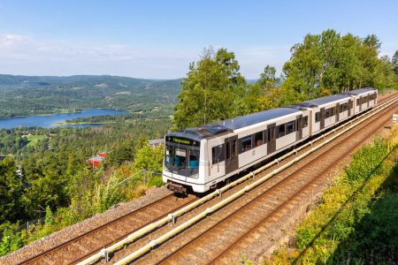 Téléchargez les photos : Oslo, Norvège - 15 août 2022 Metro Tunnelbane at Holmenkollen transports en commun à Oslo, Norvège. - en image libre de droit