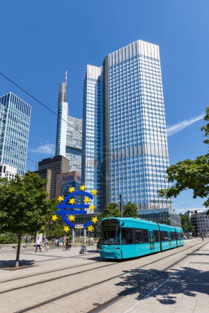 Foto de Frankfurt, Alemania - 3 de agosto de 2022 Skyline con tranvía de tren ligero en la plaza Willy-Brandt-Platz. - Imagen libre de derechos