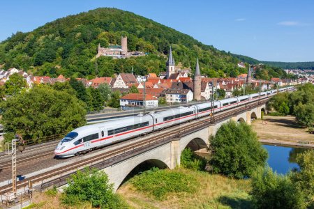 Foto de Gemuenden am Main, Alemania - 3 de agosto de 2022 ICE 3 of Deutsche Bahn DB high-speed train railway in Gemuenden am Main, Alemania. - Imagen libre de derechos