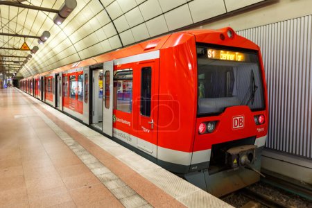 Téléchargez les photos : Hambourg, Allemagne - 14 août 2022 Train S-Bahn type BR 474 de la gare Deutsche Bahn Aéroport de Hambourg, Allemagne. - en image libre de droit