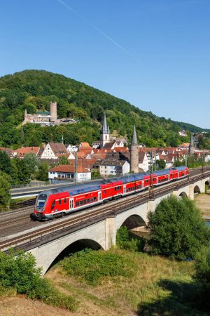 Téléchargez les photos : Gemuenden am Main, Allemagne - 3 août 2022 Train régional de type Bombardier Twindexx Vario de Deutsche Bahn DB Regio bilevel format portrait de voiture ferroviaire à Gemuenden am Main, Allemagne. - en image libre de droit
