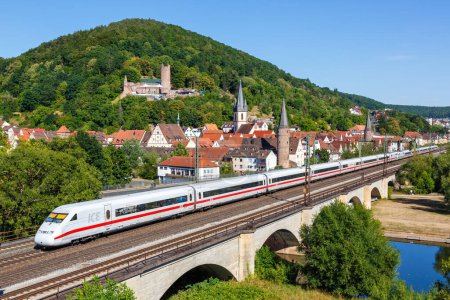 Foto de Gemuenden am Main, Alemania - 3 de agosto de 2022 ICE 2 of Deutsche Bahn DB high-speed train railway in Gemuenden am Main, Alemania. - Imagen libre de derechos