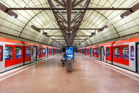 Téléchargez les photos : Hambourg, Allemagne - 14 août 2022 Train S-Bahn de la gare Deutsche Bahn Aéroport à Hambourg, Allemagne. - en image libre de droit