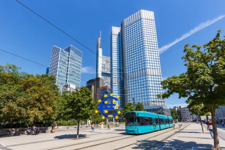 Foto de Frankfurt, Alemania - 3 de agosto de 2022 Skyline con tranvía de tren ligero en la plaza Willy-Brandt-Platz transporte público transporte de tránsito en Frankfurt, Alemania. - Imagen libre de derechos