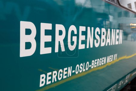 Téléchargez les photos : Bergen, Norvège - 18 août 2022 Inscription sur un train de la ligne Bergen Bergensbanen à la gare de Bergen, Norvège. - en image libre de droit