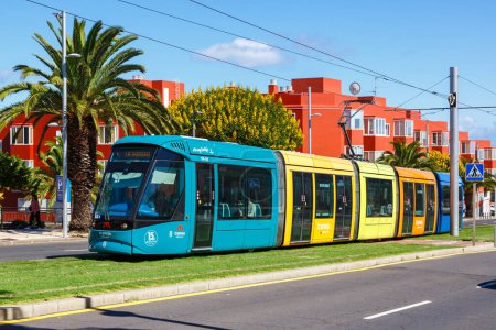 Téléchargez les photos : Tenerife, Espagne - 22 septembre 2022 Le tramway léger Alstom Citadis 302 sur la ligne L1 du Museo de la Ciencia arrête les transports en commun sur Tenerife, Espagne. - en image libre de droit