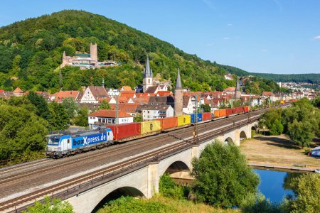Téléchargez les photos : Gemuenden am Main, Allemagne - 3 août 2022 Train de marchandises avec conteneur de cargaisonXpress à Gemnden am Main, Allemagne. - en image libre de droit