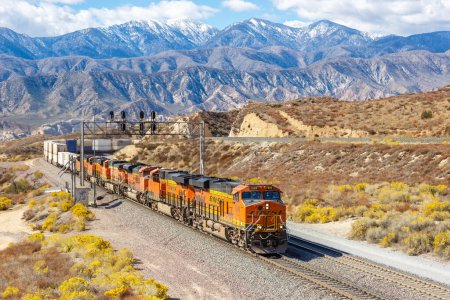 Foto de Los Ángeles, Estados Unidos - 3 de noviembre de 2022 BNSF Tren de carga ferroviaria en Cajon Pass cerca de Los Ángeles, Estados Unidos. - Imagen libre de derechos