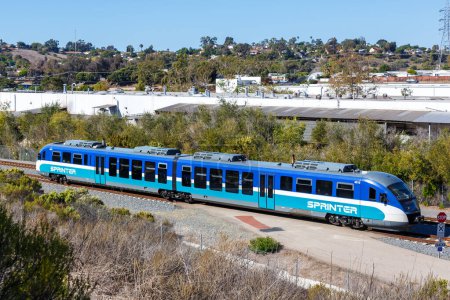 Téléchargez les photos : Oceanside, États-Unis - 6 novembre 2022 Siemens Desiro Sprinter train train de banlieue transport en commun à Oceanside, États-Unis. - en image libre de droit