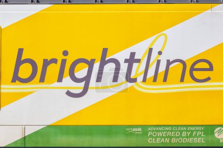 Foto de West Palm Beach, Estados Unidos - 14 de noviembre de 2022 Brightline logo on a private inter-city rail train at West Palm Beach railway station in Florida, United States. - Imagen libre de derechos