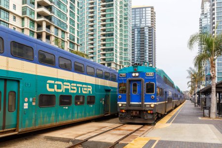 Téléchargez les photos : San Diego, États-Unis - 7 novembre 2022 Train de banlieue Coaster à la gare de Santa Fe à San Diego, États-Unis. - en image libre de droit