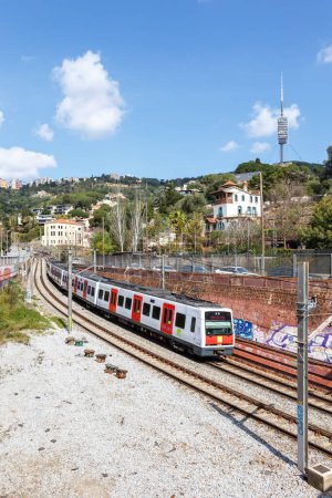 Téléchargez les photos : Barcelone, Espagne - 4 avril 2022 FGC banlieue ferroviaire format portrait de train régional à Barcelone, Espagne. - en image libre de droit