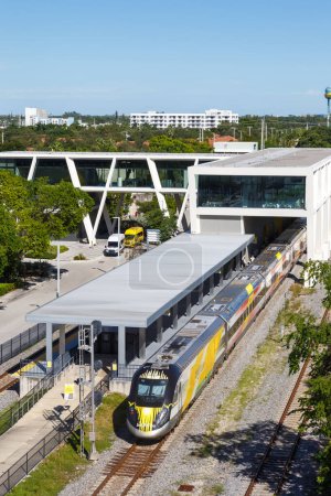 Foto de Fort Lauderdale, Estados Unidos - 13 de noviembre de 2022 Brightline tren privado interurbano en Fort Lauderdale formato de retrato de estación de tren en Florida, Estados Unidos. - Imagen libre de derechos