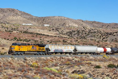 Téléchargez les photos : Los Angeles, États-Unis - 3 novembre 2022 Union Pacific Railroad train de marchandises à Cajon Pass près de Los Angeles, États-Unis. - en image libre de droit