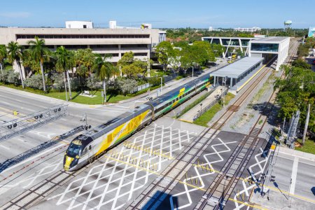 Téléchargez les photos : Fort Lauderdale, États-Unis - 13 novembre 2022 Train privé interurbain Brightline à la gare de Fort Lauderdale en Floride, États-Unis. - en image libre de droit