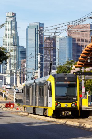 Téléchargez les photos : Los Angeles, États-Unis - 4 novembre 2022 Metro Rail Gold Line train léger format portrait dans les transports en commun à l'arrêt Pico Aliso à Los Angeles, États-Unis. - en image libre de droit