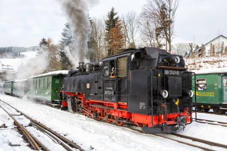 Foto de Oberwiesenthal, Alemania - 17 de diciembre de 2022 Fichtelbergbahn tren de vapor locomotora ferroviaria en invierno en Oberwiesenthal, Alemania. - Imagen libre de derechos