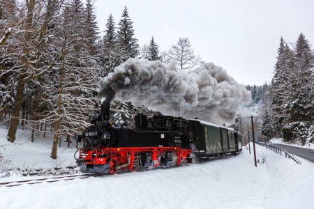 Foto de Jhstadt, Alemania - 17 de diciembre de 2022 Pressnitztalbahn tren de vapor locomotora ferroviaria en invierno en Jhstadt, Alemania. - Imagen libre de derechos