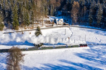 Foto de Schmalzgrube, Alemania - 17 de diciembre de 2022 Pressnitztalbahn steam train locomotive railway aerial view in winter in Schmalzgrube, Alemania. - Imagen libre de derechos