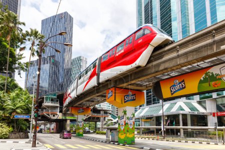 Téléchargez les photos : Kuala Lumpur, Malaisie 5 février 2023 KL Train monorail à la gare Raja Chulan transports en commun à Kuala Lumpur, Malaisie. - en image libre de droit