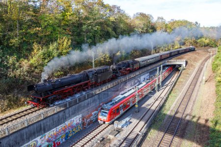 Foto de Stuttgart, Alemania - 23 de octubre de 2022 Locomotora de tren de vapor y tren de cercanías S-Bahn en Stuttgart, Alemania. - Imagen libre de derechos