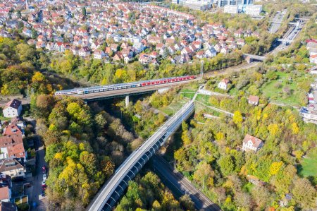 Foto de Stuttgart, Alemania - 23 de octubre de 2022 S-Bahn tren de cercanías en un viaducto en la vista aérea de Gubahn en Stuttgart, Alemania. - Imagen libre de derechos