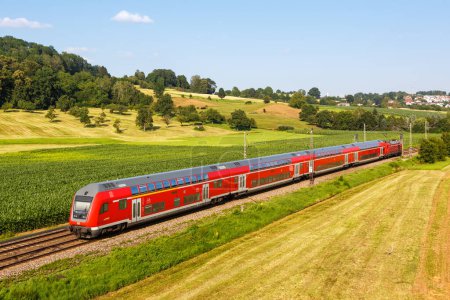 Téléchargez les photos : Uhingen, Allemagne - 21 juillet 2021 Train régional de bwegt exploité par DB Regio Deutsche Bahn à Uhingen, Allemagne. - en image libre de droit