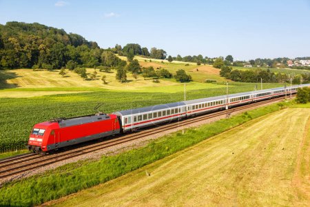 Téléchargez les photos : Uhingen, Allemagne - 21 juillet 2021 Train InterCity IC de DB Deutsche Bahn à Uhingen, Allemagne. - en image libre de droit