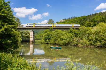 Téléchargez les photos : Blaubeuren, Allemagne - 3 juillet 2021 Train régional de DB Deutsche Bahn pour bwegt à Blaubeuren, Allemagne. - en image libre de droit