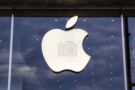 Foto de Hamburgo, Alemania - 13 de agosto de 2022 Apple logo brand on a store in Hamburg, Germany. - Imagen libre de derechos