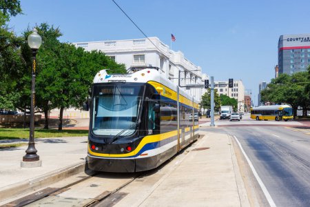 Foto de Dallas, Estados Unidos - 5 de mayo de 2023: Dallas Streetcar line tram public transport at Union Station in Dallas, Estados Unidos. - Imagen libre de derechos