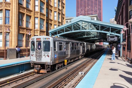 Foto de Chicago, Estados Unidos - 2 de mayo de 2023: Chicago "L" Elevated Metro rapid rail transit train public transport at Library station in Chicago, Estados Unidos. - Imagen libre de derechos