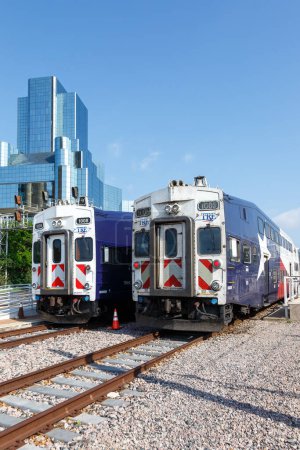 Téléchargez les photos : Dallas, États-Unis - 5 mai 2023 : Trinity Railway Express TRE trains de banlieue format portrait à la gare Union de Dallas, États-Unis. - en image libre de droit