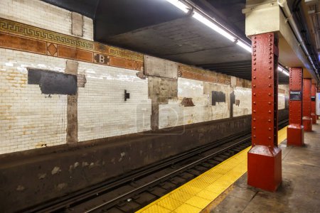 Foto de Ciudad de Nueva York, Estados Unidos - 30 de abril de 2023: Estación de metro de la ciudad de Nueva York Bowery en J Line en Nueva York, Estados Unidos. - Imagen libre de derechos