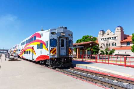 Foto de Albuquerque, Estados Unidos - 8 de mayo de 2023: New México Rail Runner Express commuter train railways in Albuquerque, Estados Unidos. - Imagen libre de derechos