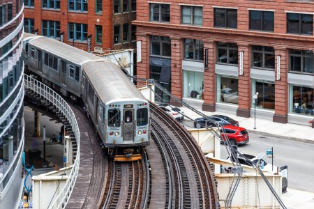 Foto de Chicago, Estados Unidos - 2 de mayo de 2023: Chicago "L" Elevated Metro rapid rail transit train transporte público en Chicago, Estados Unidos. - Imagen libre de derechos