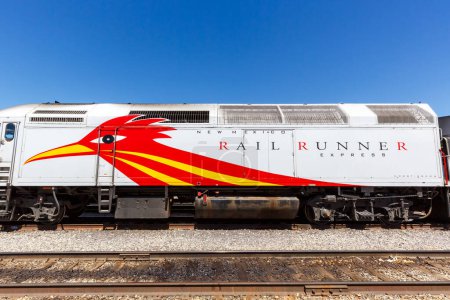Téléchargez les photos : Santa Fe, États-Unis - 8 mai 2023 : Logo des trains de banlieue New Mexico Rail Runner Express à Santa Fe, États-Unis. - en image libre de droit