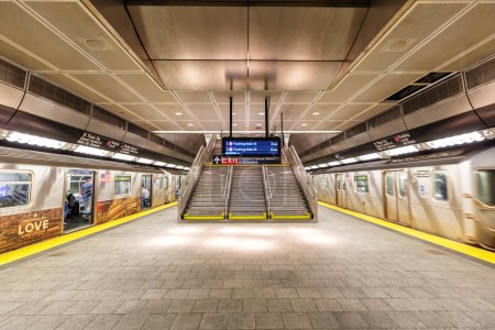 Foto de Ciudad de Nueva York, Estados Unidos - 10 de mayo de 2023: Estación de metro de la ciudad de Nueva York 34 Street Hudson Yards en la línea 7 en Nueva York, Estados Unidos. - Imagen libre de derechos
