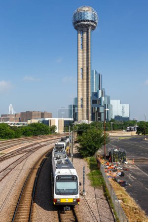 Foto de Dallas, Estados Unidos - 5 de mayo de 2023: Dallas DART Light Rail transporte público cerca de Union Station formato retrato en Dallas, Estados Unidos. - Imagen libre de derechos