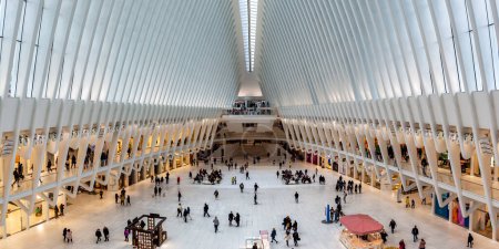 Téléchargez les photos : New York, États-Unis - 30 avril 2023 : World Trade Center Transportation Hub Gare WTC PATH Oculus architecture moderne par Santiago Calatrava panorama à New York, États-Unis. - en image libre de droit