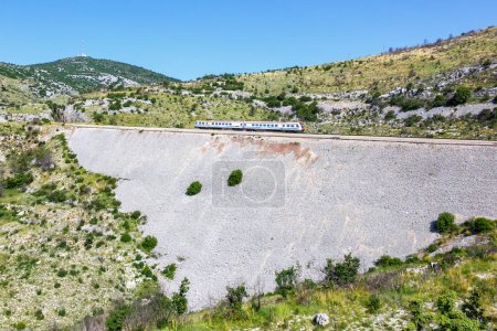 Foto de Plano, Croacia - 28 de mayo de 2023: Tren de cercanías con sistema basculante de ferrocarriles croatas Hrvatske Zeljeznice cerca de Plano, Croacia. - Imagen libre de derechos