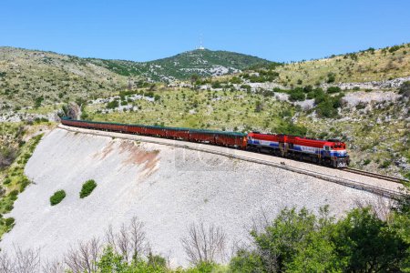Foto de Plano, Croacia - 28 de mayo de 2023: Tren de mercancías de los ferrocarriles croatas Hrvatske Zeljeznice cerca de Plano, Croacia. - Imagen libre de derechos