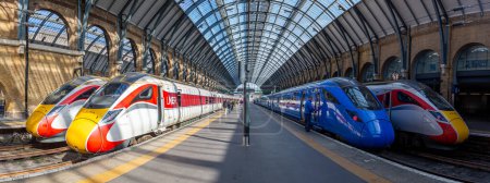 Foto de Londres, Reino Unido - 29 de abril de 2023: Azuma trenes de alta velocidad de London North Eastern Railway LNER y Lumo de FirstGroup en el panorama de la estación de tren King 's Cross en Londres, Reino Unido. - Imagen libre de derechos