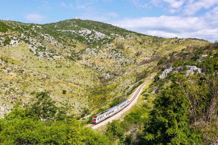 Foto de Plano, Croacia - 31 de mayo de 2023: Tren de cercanías con sistema basculante de ferrocarriles croatas Hrvatske Zeljeznice cerca de Plano, Croacia. - Imagen libre de derechos