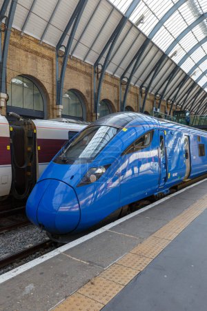 Foto de Londres, Reino Unido - 29 de abril de 2023: Tren de alta velocidad Lumo de FirstGroup en el formato de retrato de la estación de tren King 's Cross en Londres, Reino Unido. - Imagen libre de derechos