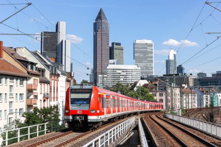 Foto de Frankfurt, Alemania - 18 de julio de 2023: Tren de cercanías S-Bahn de DB Deutsche Bahn en Frankfurt Oeste estación de tren transporte público en Frankfurt, Alemania. - Imagen libre de derechos