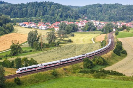 Téléchargez les photos : Lonsee, Allemagne - 21 juillet 2021 : Train à grande vitesse ICE 4 de DB Deutsche Bahn sur Filstalbahn près de Lonsee, Allemagne. - en image libre de droit