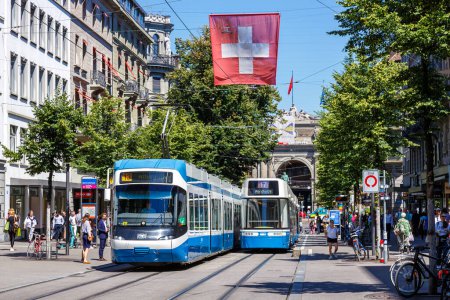 Téléchargez les photos : Zurich, Suisse - 10 août 2023 : Bahnhofstrasse avec tramway Cobra-Tram et Bombardier Flexity dans la ville de Zurich, Suisse. - en image libre de droit