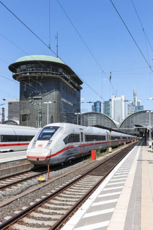Téléchargez les photos : Francfort, Allemagne - 18 juillet 2023 : Train à grande vitesse ICE de DB Deutsche Bahn à la gare principale de Francfort, Allemagne. - en image libre de droit